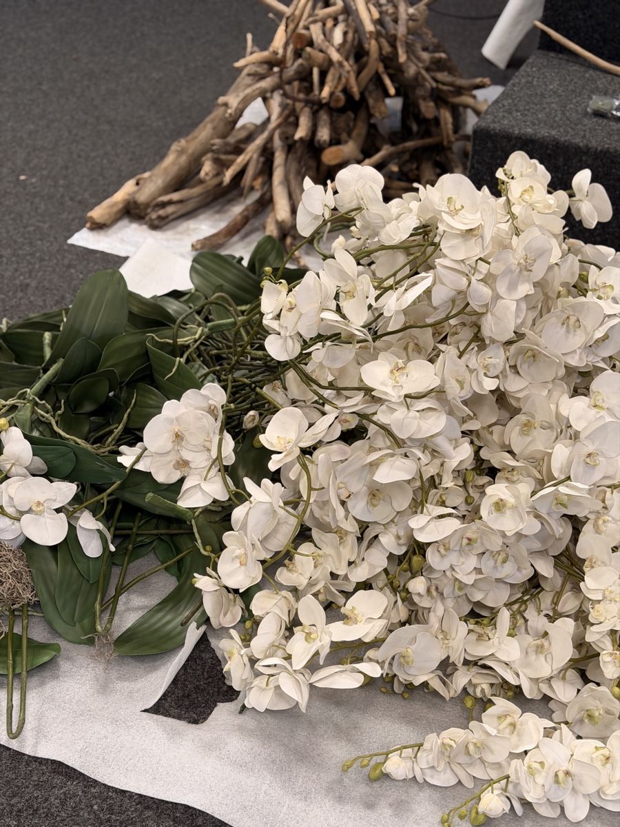 Tutte le decorazioni: Diverse Orchideen und Holz (dekomaterial)  – Usato da Küsnacht ZH venduto da Icon21