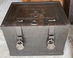 Antik Kriegskasse Eisentuhe