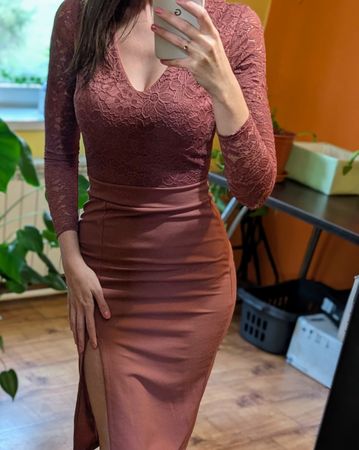 Kleid mit Spitze, Grösse 34, Figurbetont, neuwertig!