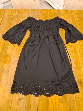 Kleid off shoulder schwarz mit Stickerei Grösse S/M