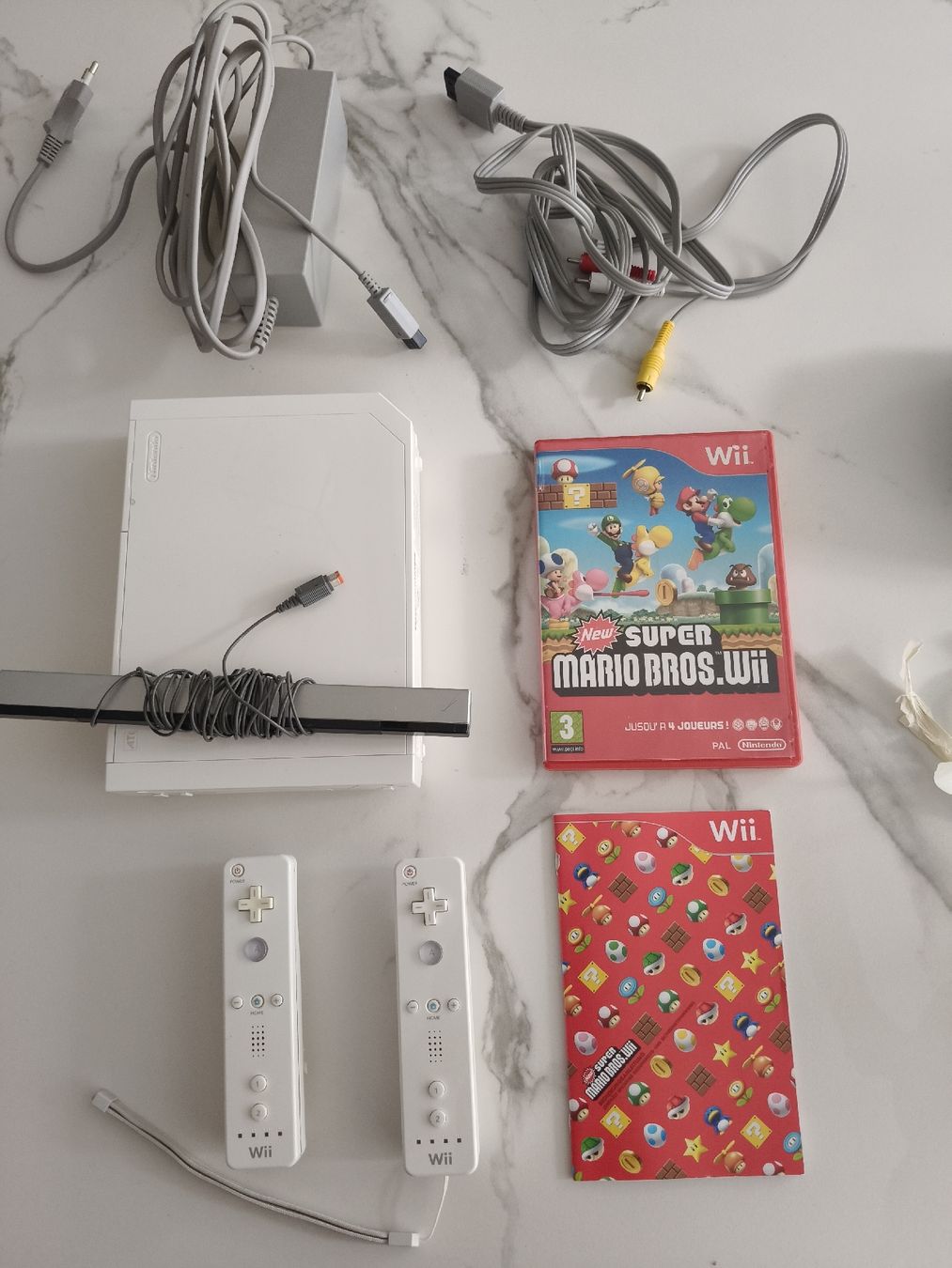 Nintendo Console: Nintendo Wii Konsole und 2 Controller Top mit Super mario – Usato da Oensingen venduto da ece_8k7q