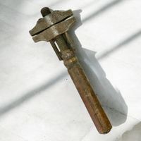 Clé à molette anglaise ancienne avec manche en bois