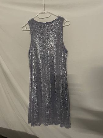 Lila Paiettenkleid