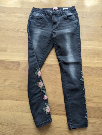 neue Hose mit Blumenstickerei