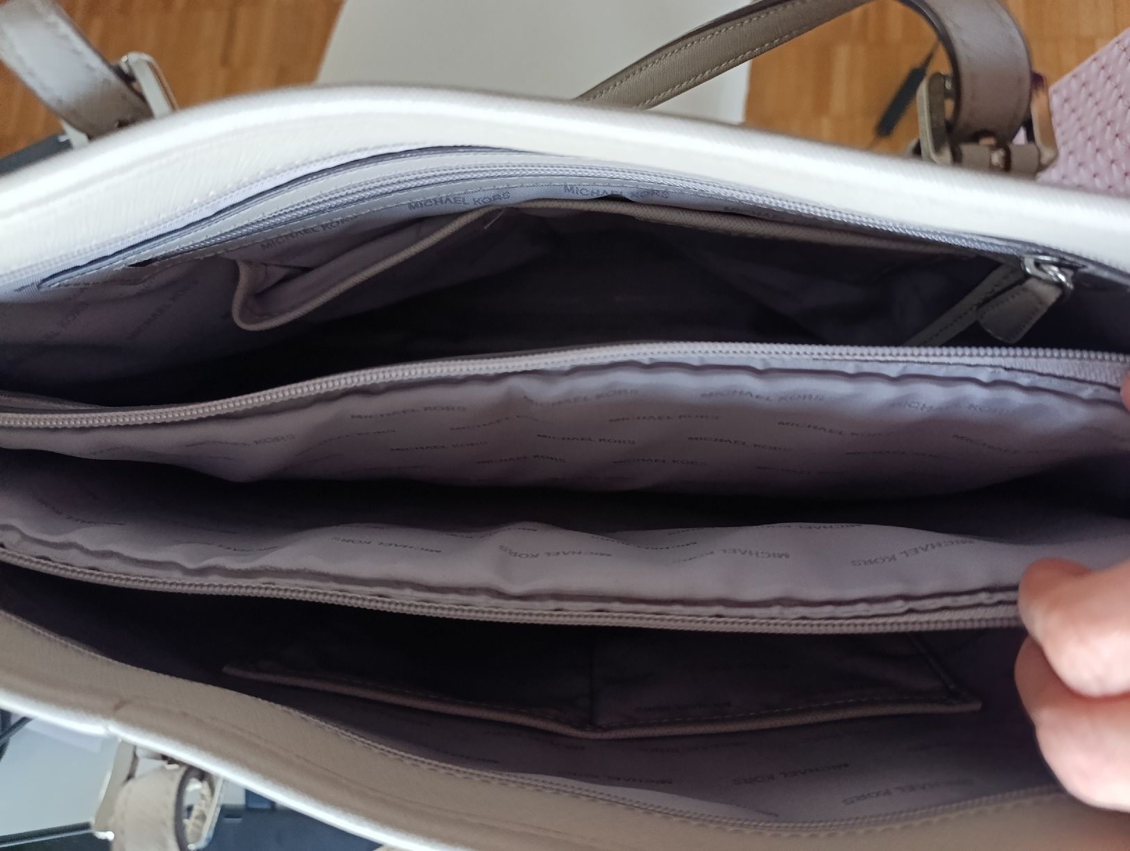Michael Kors Borse da donna: Michael Kors Bag - Great Condition - Grey – Usato da Zermatt venduto da MrsMrRabbit 2