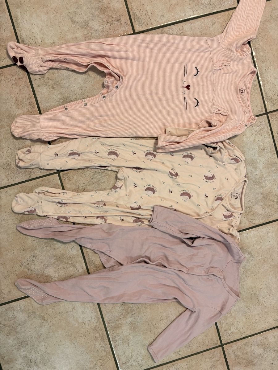 Lotti & Set di vestiti: Set 3 pigiami con piedi  – Usato da S. Antonino venduto da FedeKikka88