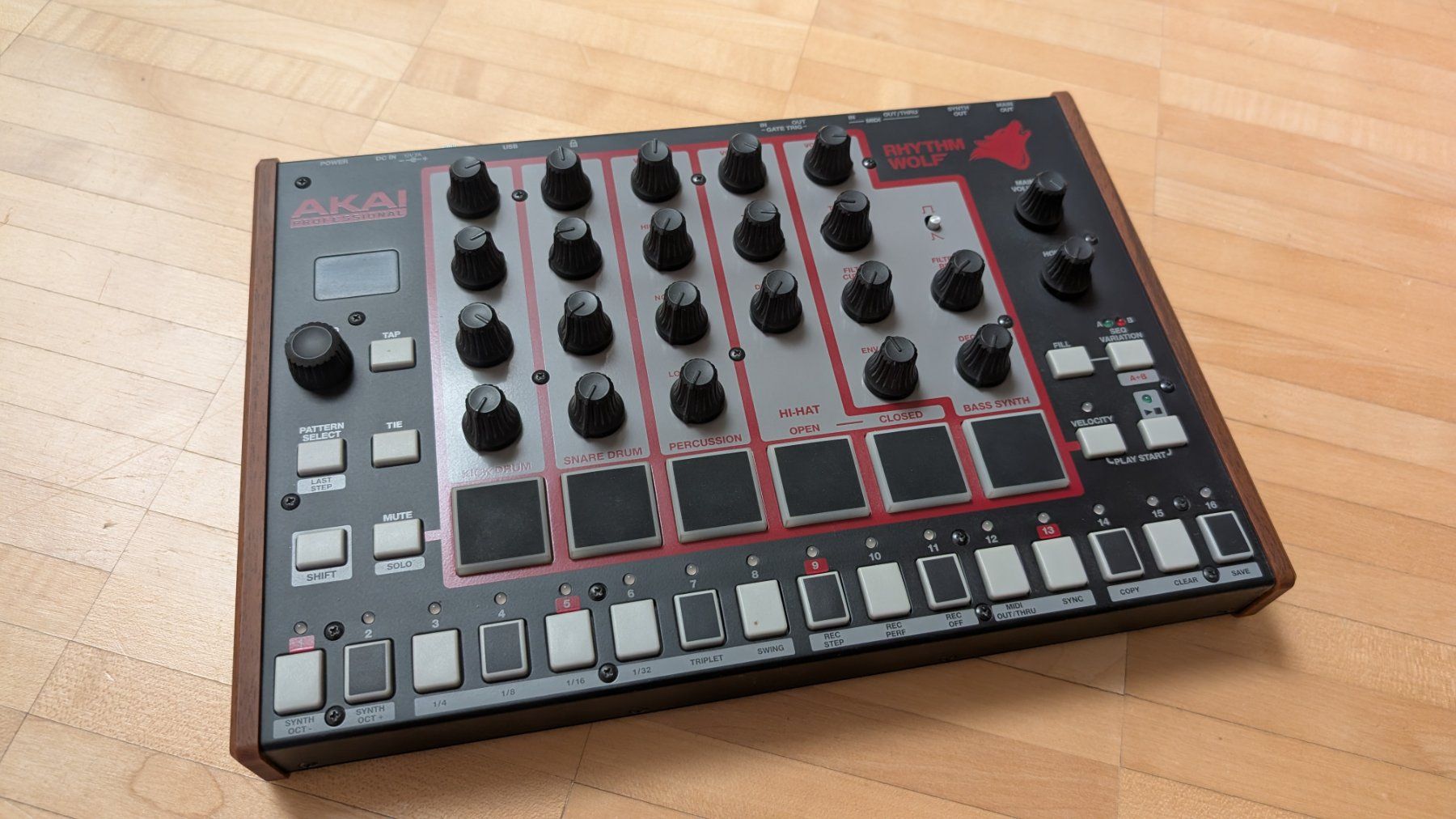 Akai Musikinstrumente: Akai Rhythm Wolf Drum Machine wie Neu – Gebraucht aus Lausen von Itchyy23