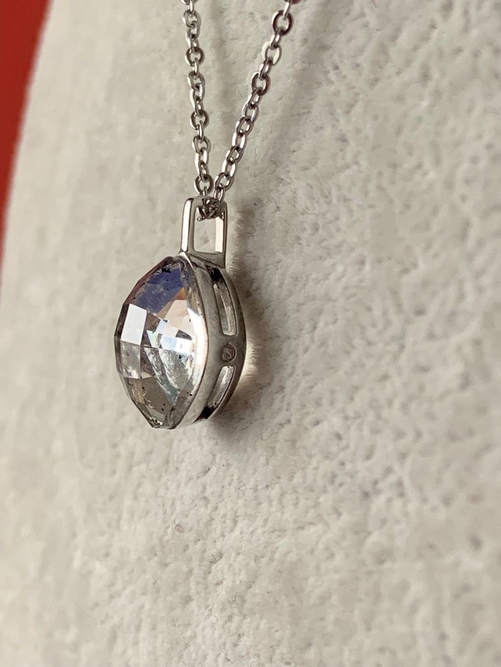Swarovski Catenine: Swarovsky Kette leuchtend weiss – Usato da Laufen venduto da Bellebellezza 2