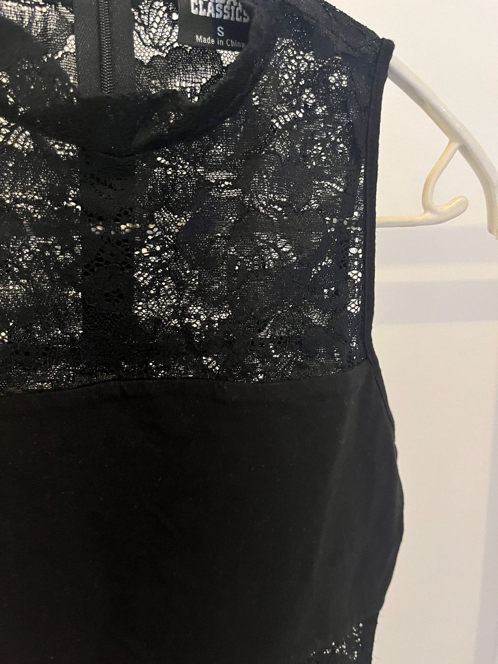 Top: Body en dentelle, noir – Usato da Savagnier venduto da taianab