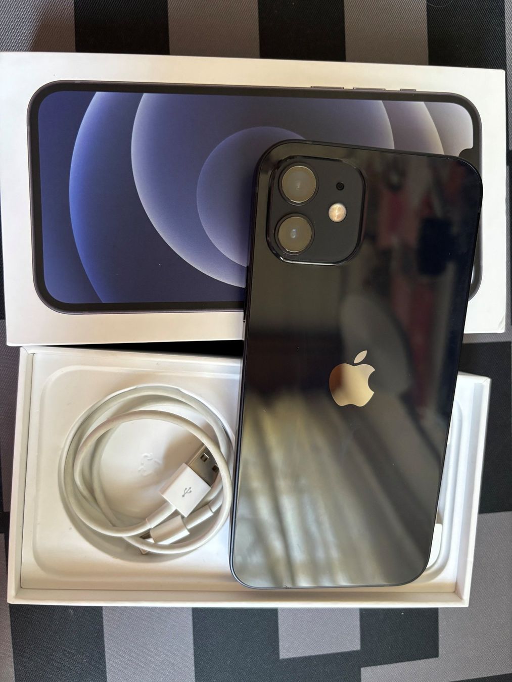 Apple Telefoni cellulari / Smartphones: iPhone 12 black 64 GB – Usato da Adliswil venduto da Musmusculus 1