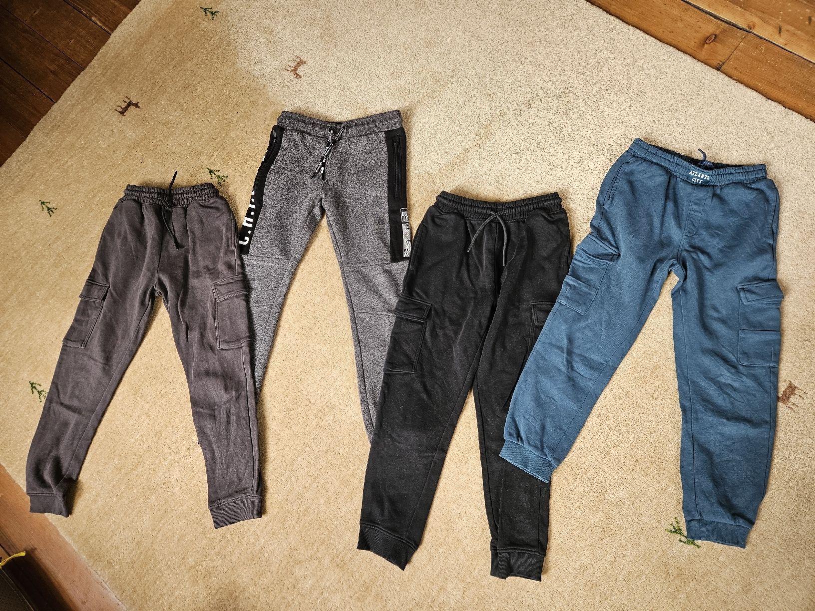 Lotti & Set di vestiti: 4 Jogginghosen 134/140 – Usato da Arlesheim venduto da Flohmi_A_Z