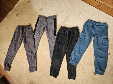 4 Jogginghosen 134/140