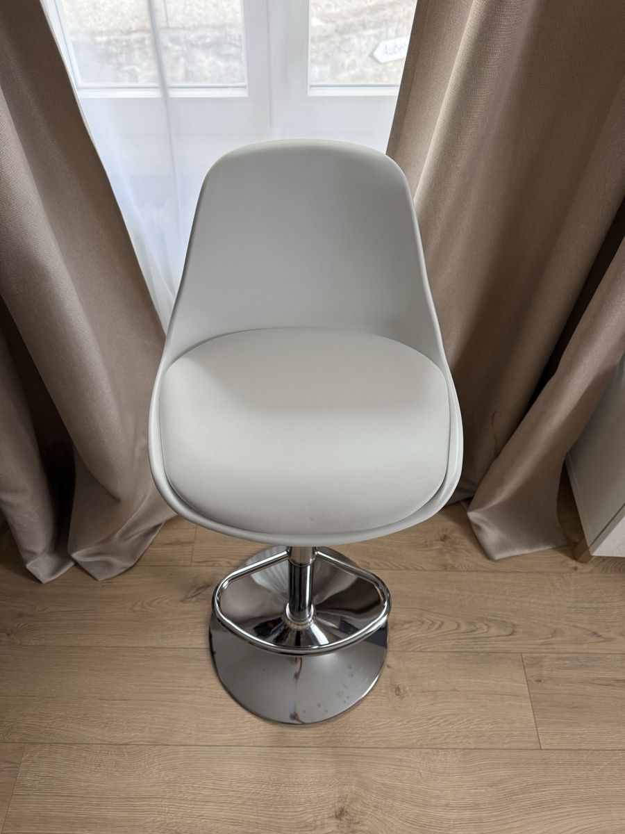 Chaises hautes: Chaise Bar – D'occasion à Belmont-Lausanne par Michelle_Srdr_ 1