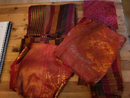 Verschiedene Stoffresten in rot-gold-violett