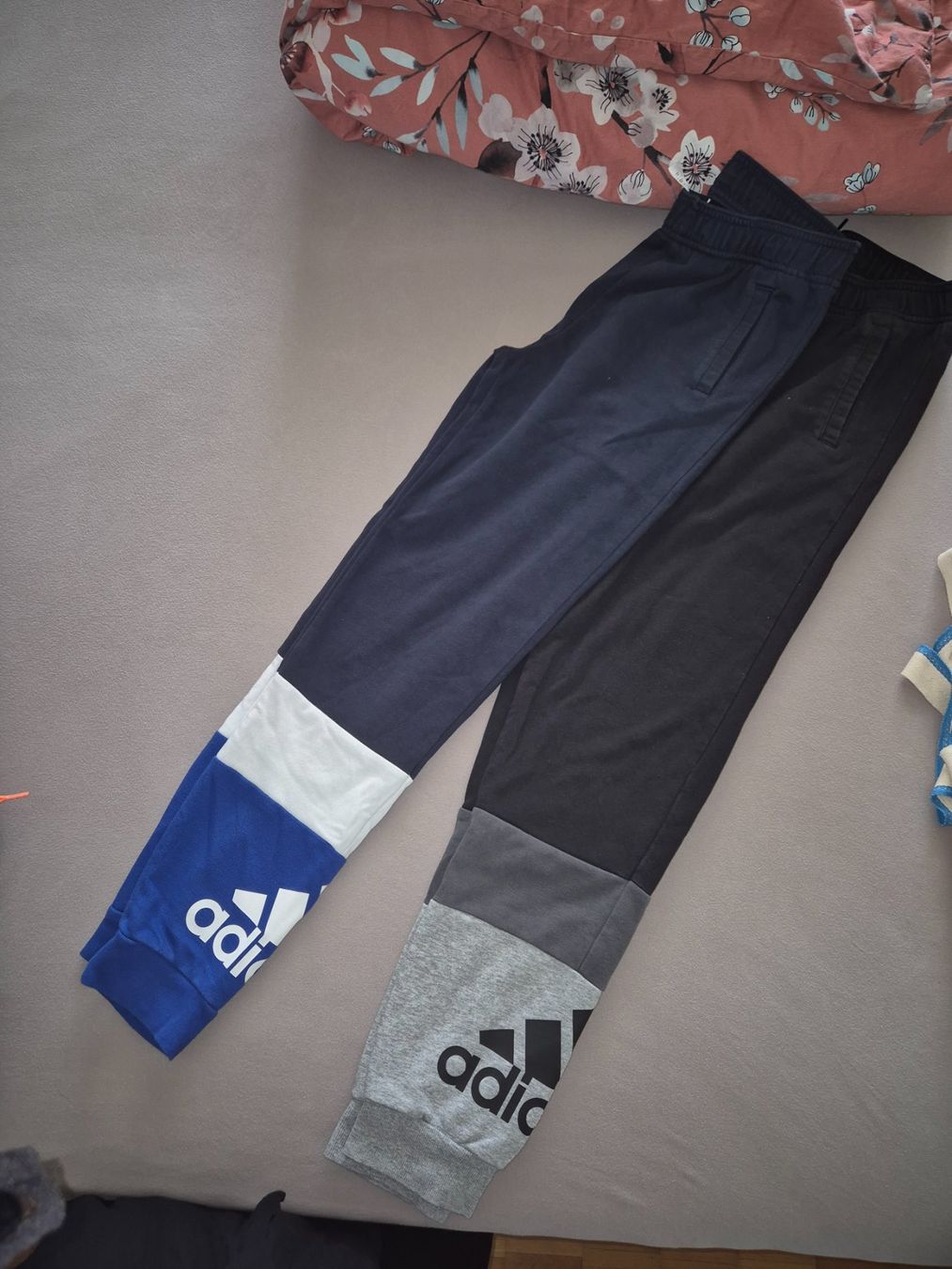 Adidas Pantaloni: Adidas Jogginghosen Set, Gr. 164 – Usato da Luzern venduto da Yel_low 1