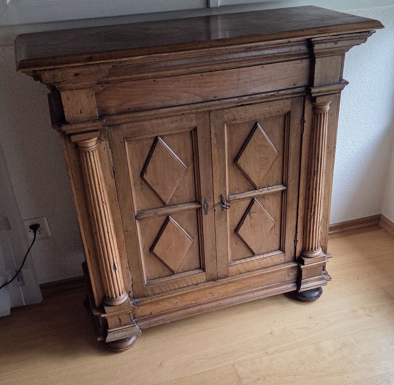 Cassettiere: Schönes antikes Sideboard – Usato da Bettlach venduto da Emmy22