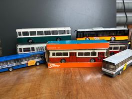 Lot von sieben Modell Bus