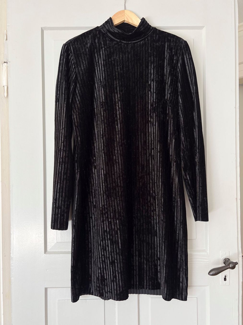 Vestiti: Schwarzes Samtkleid, ca 38 – Usato da Winterthur venduto da Ael_