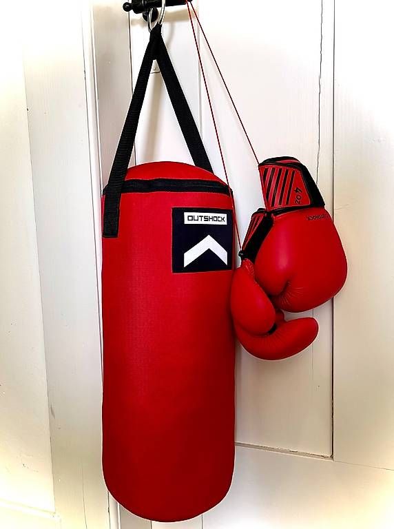 Boxsäcke: Outshock Boxsack mit Boxhandschuhen in Kindergrösse – Gebraucht aus Frauenfeld von michelle83 1