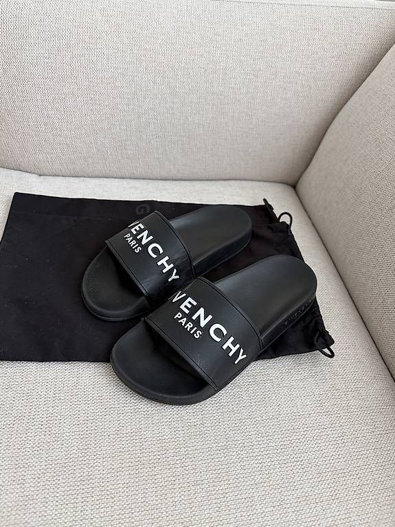 Givenchy Chaussures femmes: Givenchy Logo Slides Damen Gr. 38 – D'occasion à Lachen SZ par dar_hjg9