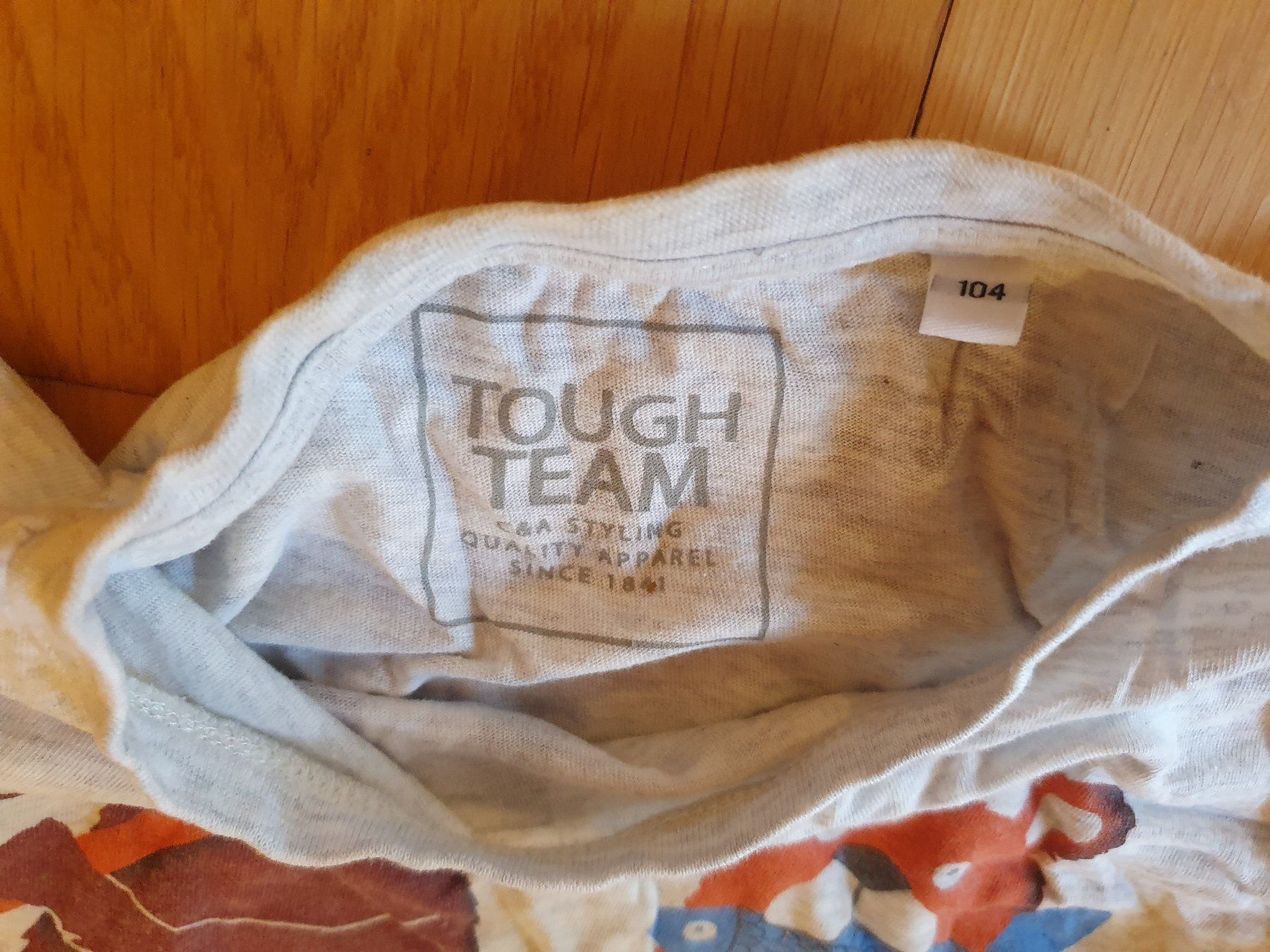 Pullover & Sweatshirts: Kinderpulli Though Team grösse 104 – Gebraucht aus Zürich von loosebone 1