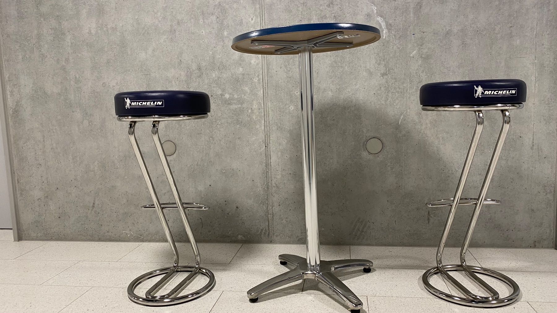 Set di tavolo e panche: Erhöhe dein Ambiente mit Michelin: Stehtisch & 2 Barhocker – Usato da Cham venduto da G-Money_swiss 1