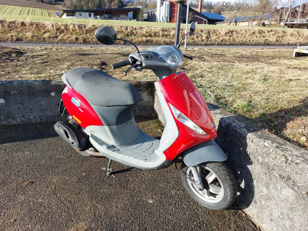 Piaggio Zip 50 / 2000 Zweitakt Roller 45kmh Kat. F wenig Km (Defekt) in ...