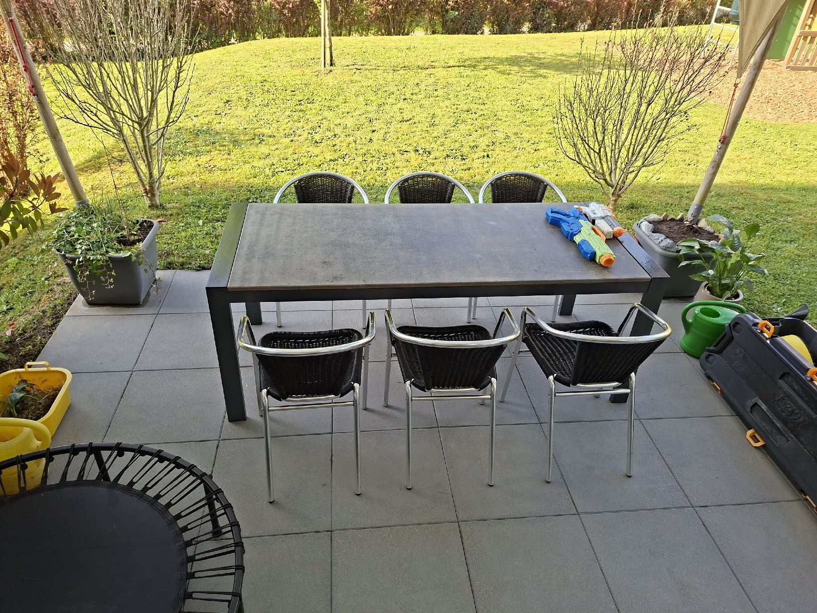 Set di tavolo e panche: Grosse Gartentischgruppe mit 6 Stühlen – Usato da Schaffhausen venduto da FILIXPRESS