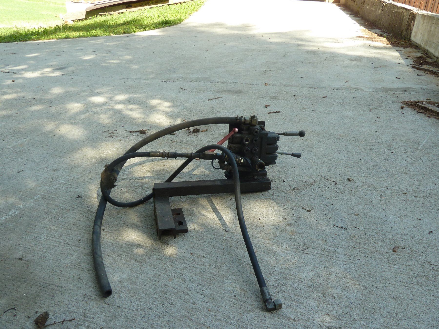 Trattori: Un distributeur hydraulique – Usato da Russy venduto da Guenefle