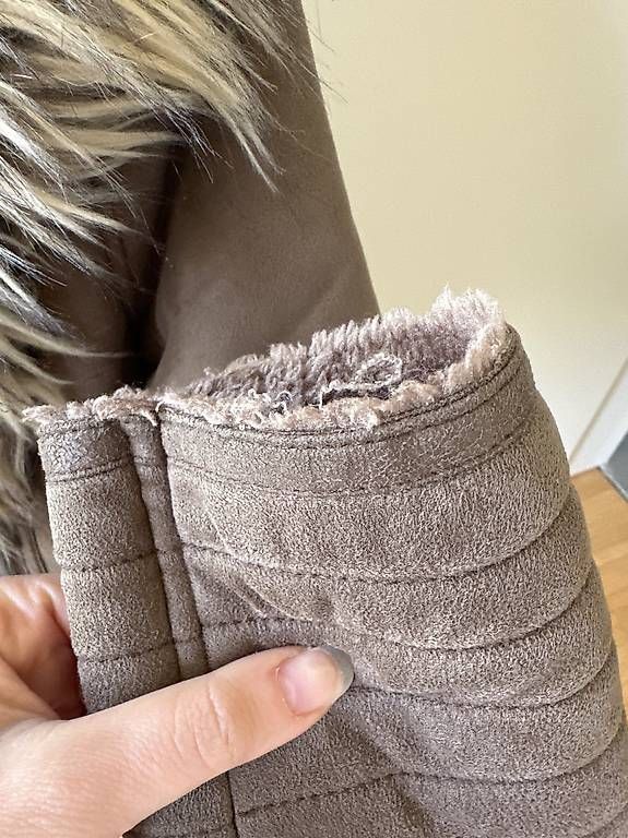 Guess Jacken: Giubbotto Guess con collo in pelo sintetico – Gebraucht aus Tesserete von mis_5ryv 2