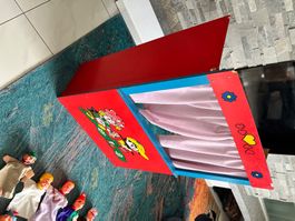 Bühne mit Handpuppen bunte Dekoration guter Zustand