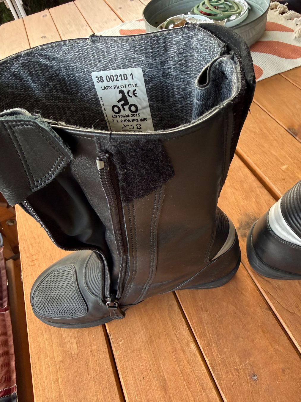 Damenschuhe: À vendre botte moto taille petit 38 neuve – Gebraucht aus Jongny von Chams1 2