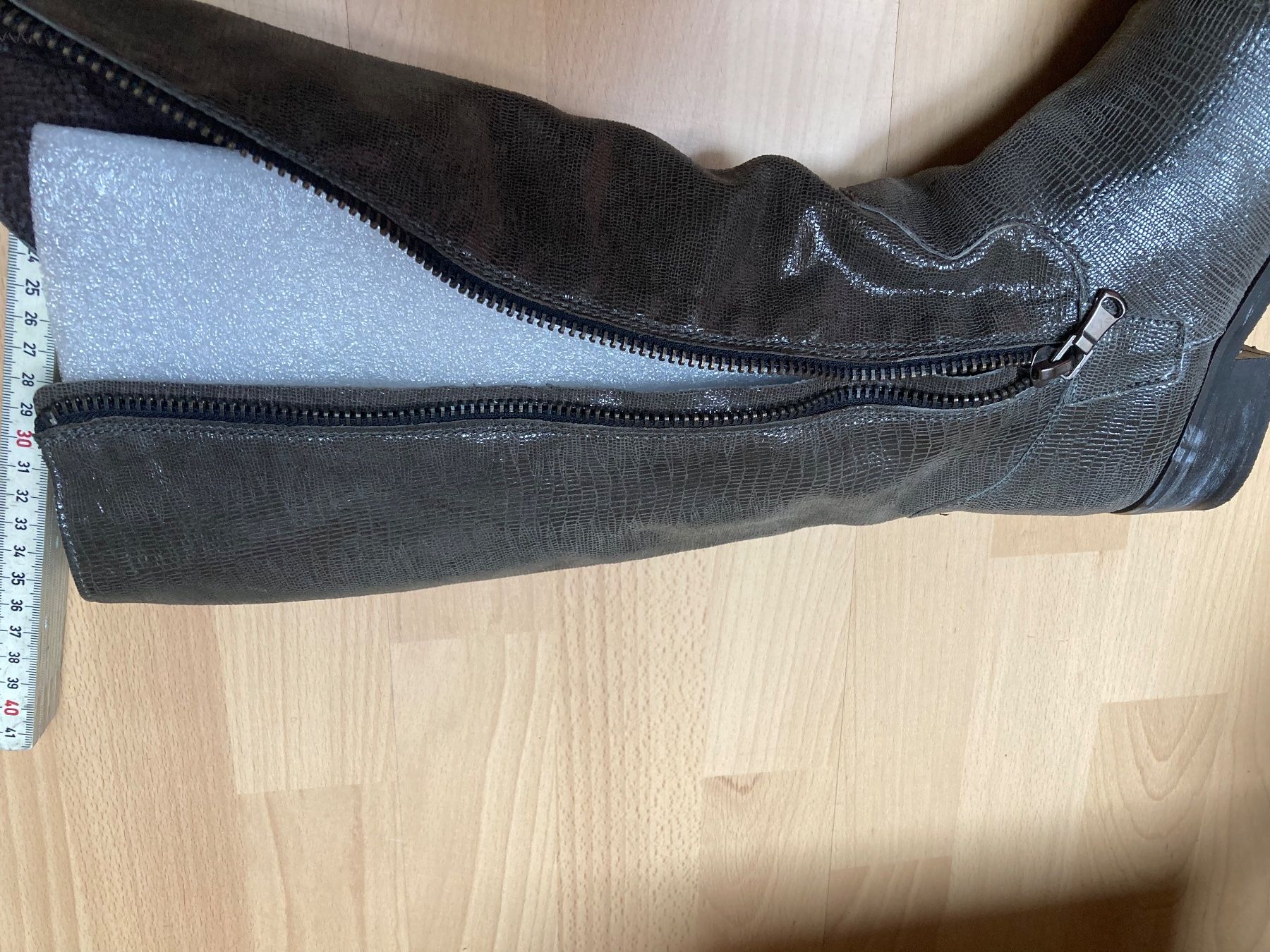 Scarpe da donna: Bottes en cuir grises type crocodile / 38 – Usato da Evionnaz venduto da roh_l5yz 4