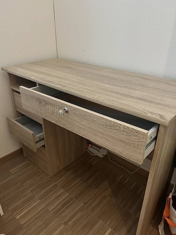Schreibtische: Schreibtisch Eiche 110cm x 49cm – Gebraucht aus Winterthur von Saese83 2