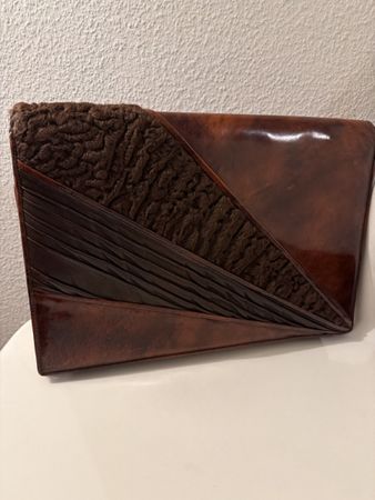 Pochette vintage marron avec relief cuir et fourrure