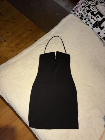 Damen Minikleid schwarz rückenfrei Grösse S neuwertig