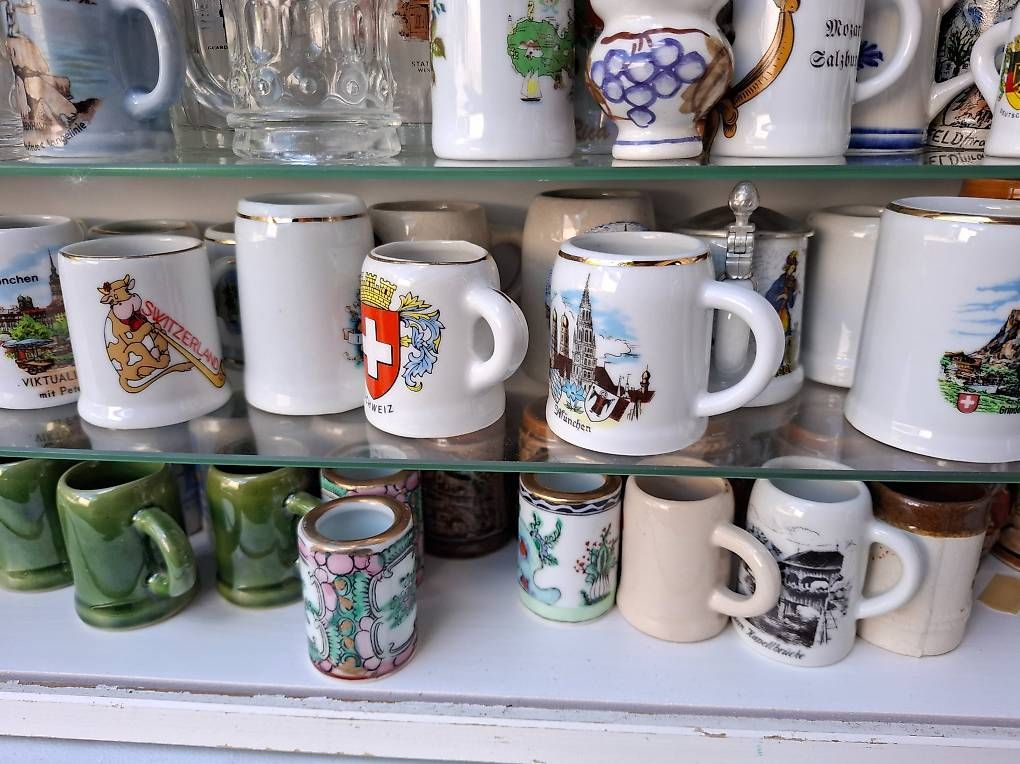 Vetrine: Mini Bier Krug Bierhumpen Sammlung mit Vitrine – Usato da Mühlehorn venduto da Flohmarkt-Walensee 3