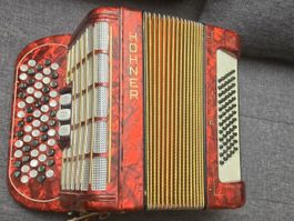 Hohner Piccolo chromatisches Knopfakkordeon, 60 Bass – Top