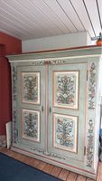 Antiker Schrank bemalter Bauernschrank mit Blumendekor
