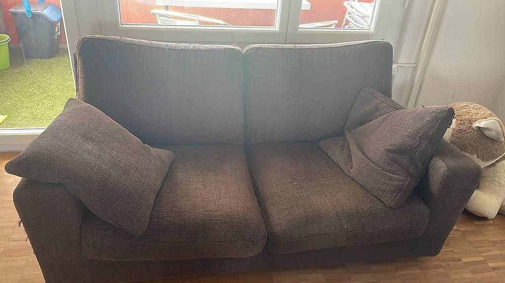 Sofas: Stoffsofa 2-3 Plätze, braun, gratis abzuholen – Gebraucht aus Greifensee von Dariomonopoli
