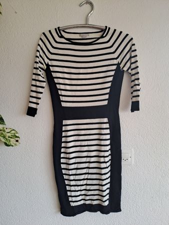 Gestreiftes Kleid für die Übergangssaison