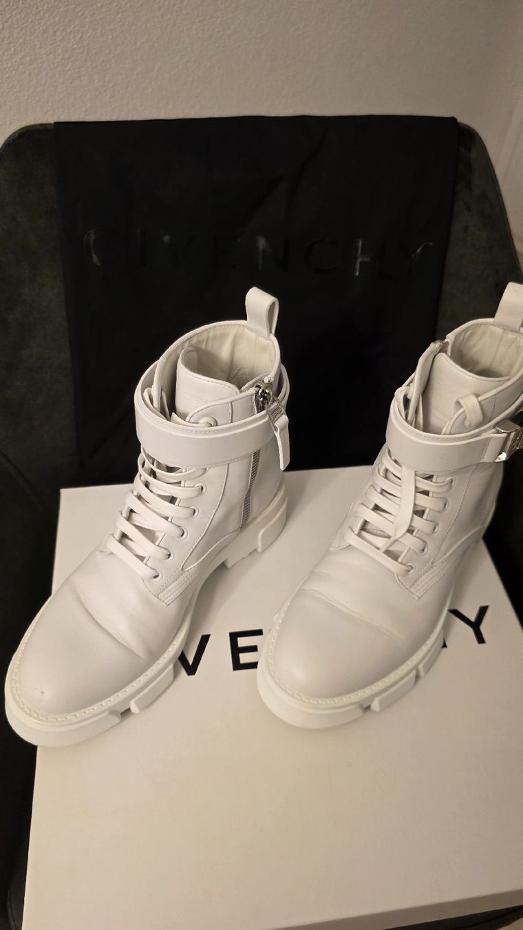 Givenchy Damenschuhe: Givenchy Combat Boots Leder weiss Grösse 38  – Neu (gemäss Beschreibung) aus Zug von mer_r6px