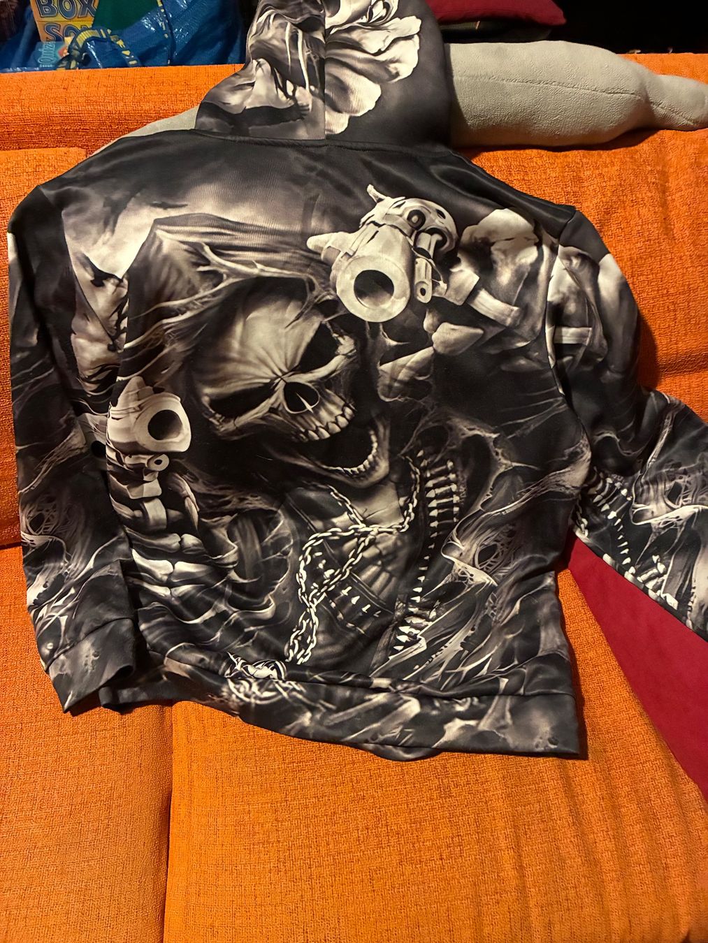 Tops: Pull motif squelette 💀 – D'occasion à Genève par Matmit 1