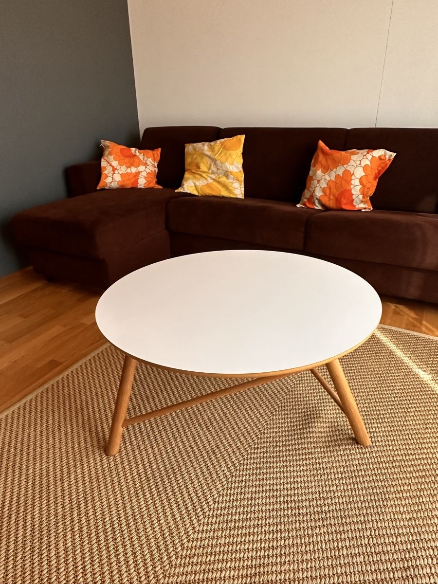 Tische: Coffee table white round wood legs good condition – Neu (gemäss Beschreibung) aus Wädenswil von puh_n8wy 2