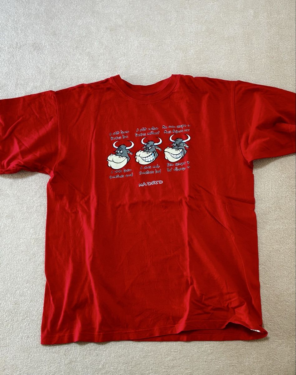 T-shirt: Red t-shirt graphic print Madrid – Usato da Schaan venduto da RicX-10