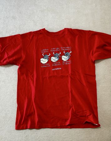 Red t-shirt graphic print Madrid