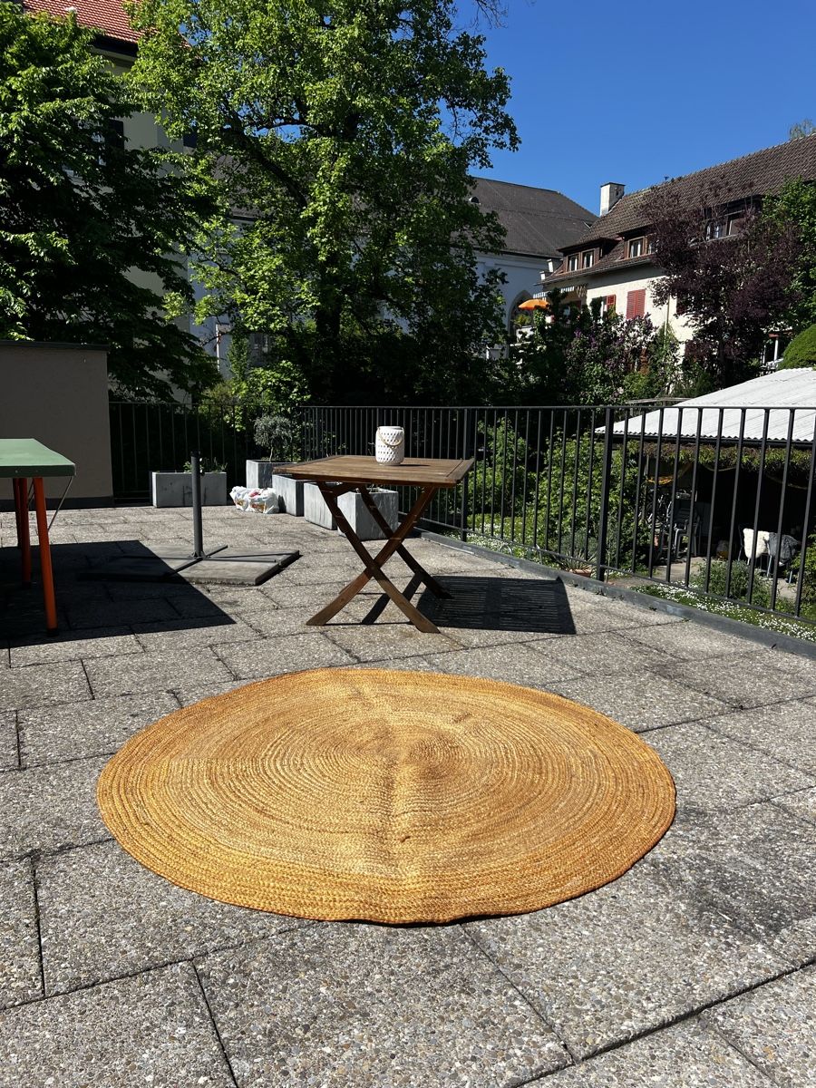 Pfister Tappeti: PFISTER Jute Teppich Ocker Rund 165cm Innen oder Aussen – Usato da Schaffhausen venduto da vandemonian