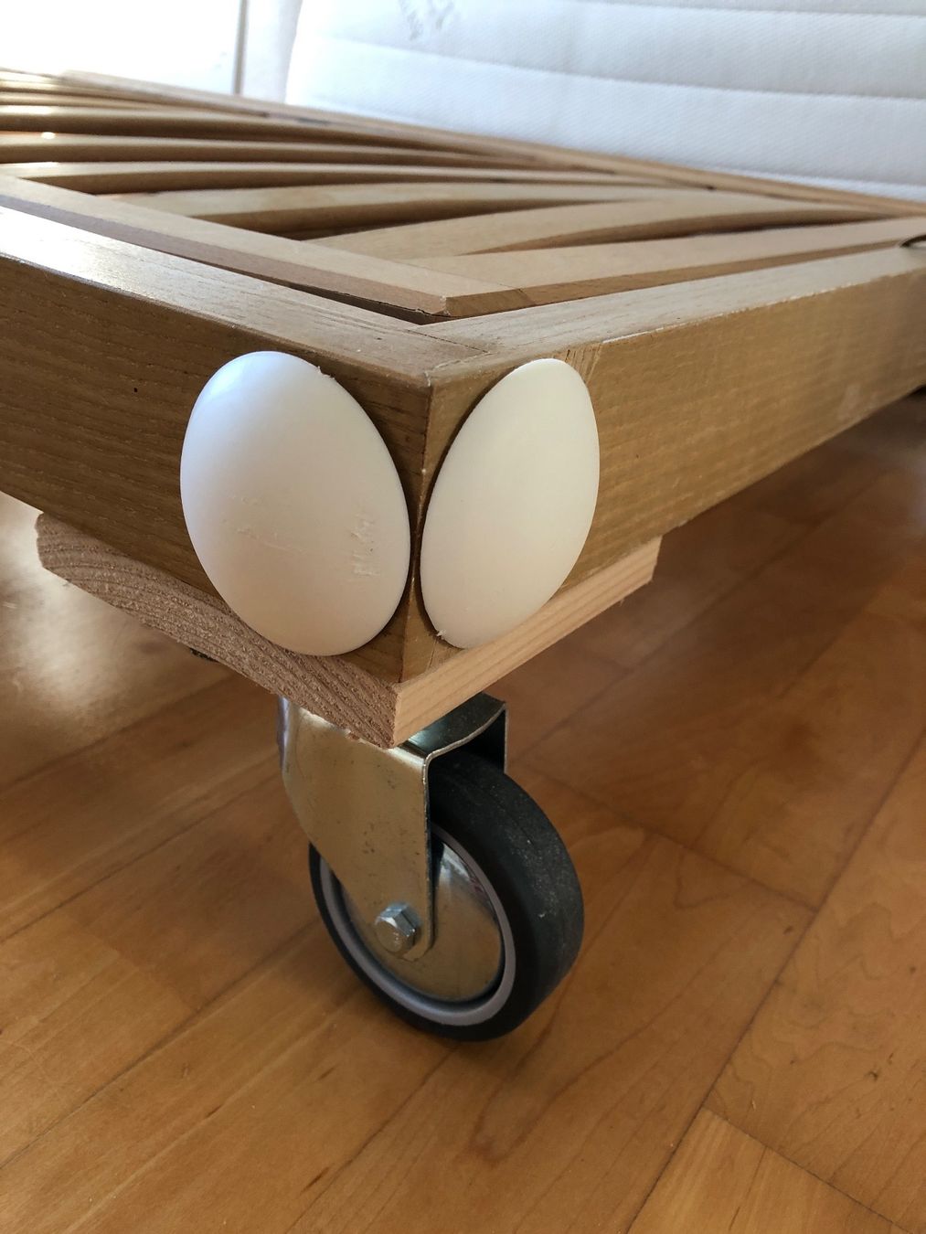 Betten: Bett auf Rädern 90x190cm – Gebraucht aus Bachenbülach von Besttime 3