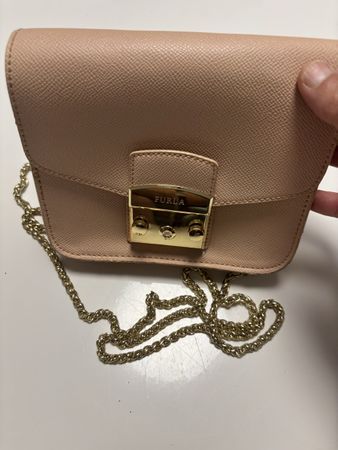 Schwarze Furla Metropolis Mini Tasche mit goldener Kette