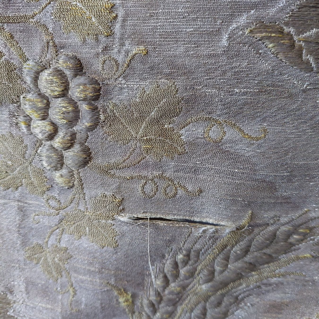 Stoffe: ANTIKES TEXTIL MIT SEIDENSTICKEREI – Gebraucht aus Bern von karo123 3
